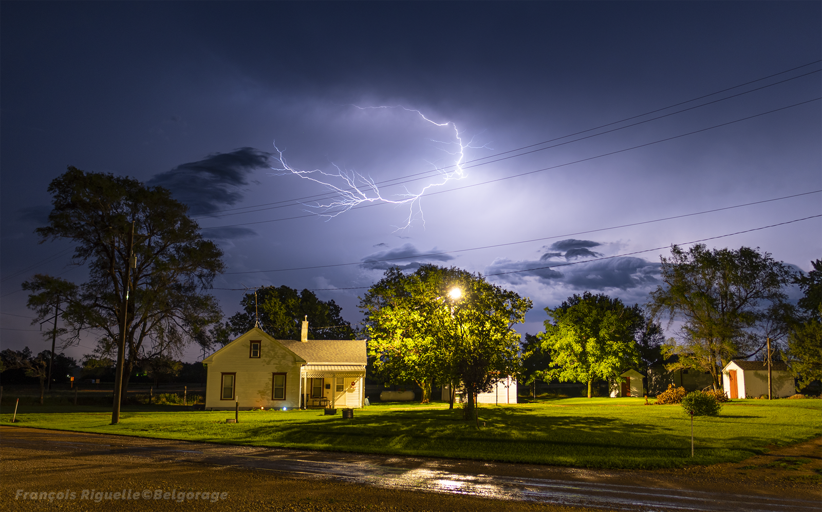 Ambiance de soirée dans la ville de Geddes, au Dakota du Sud, à l'arrière d'un passage orageux le 27 juin 2025.