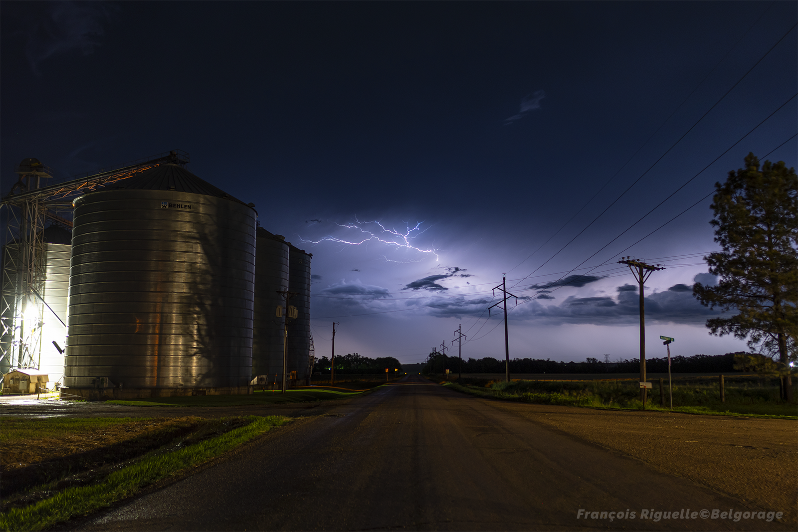 Ambiance orageuse dans la ville de Geddes, au Dakota du Sud, en soirée du 27 juin 2025.