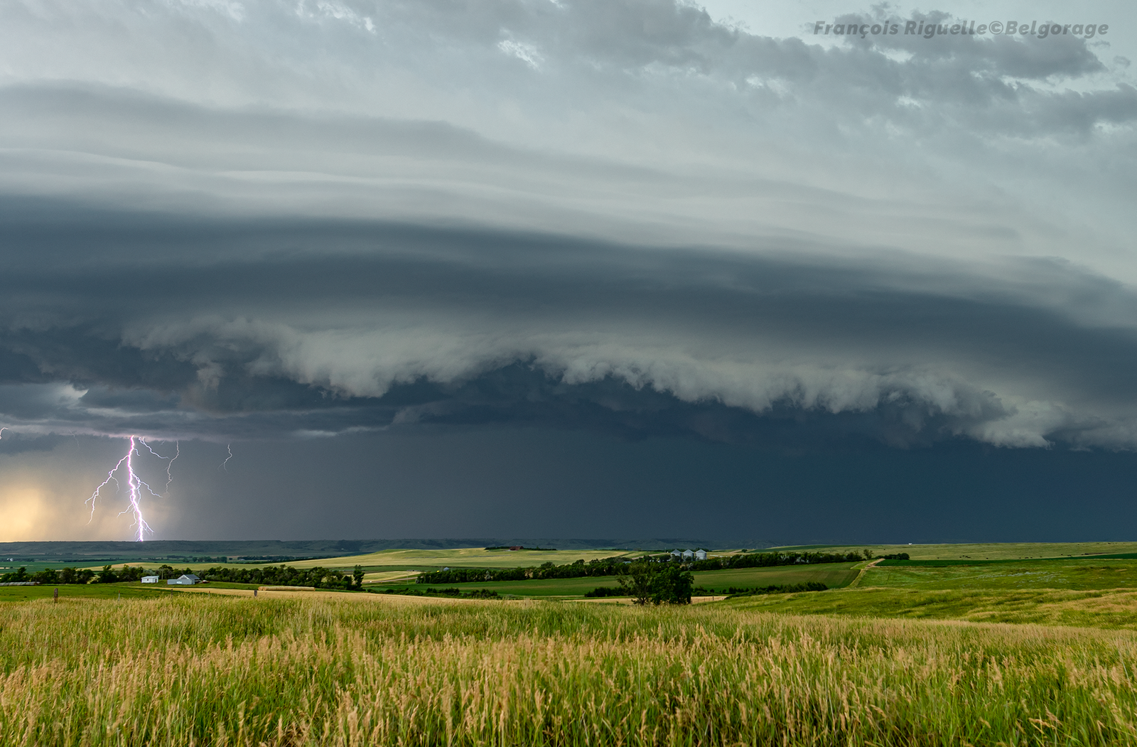 Coup de foudre sous un orage supercellulaire dans la région de Dixon, au Dakota du Sud, le 27 juin 2025.