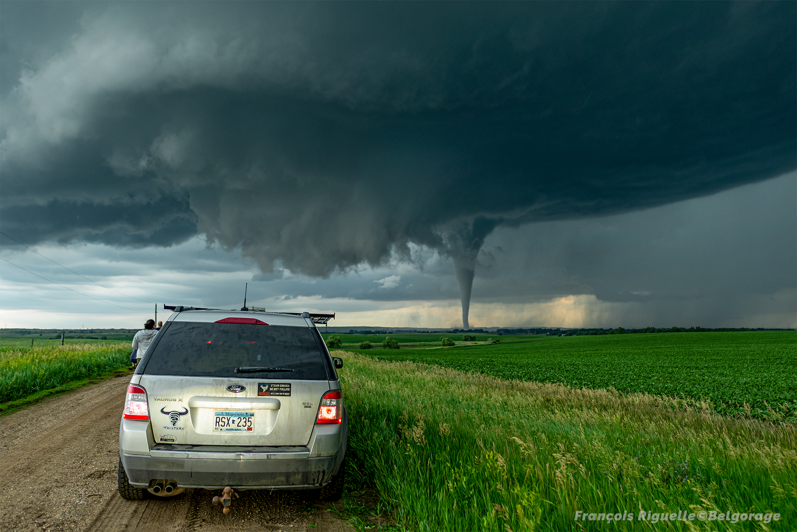 Arrivée sur un point de vue avec la tornade de Gary en ligne de mire, le 28 juin 2025 au Dakota du Sud.