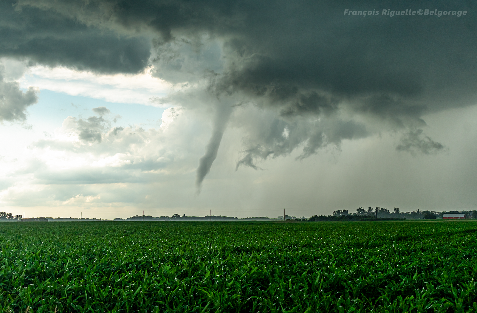 Tornade en cours de dissipation près de Clear Lake, au Dakota du Sud, le 28 juin 2025.