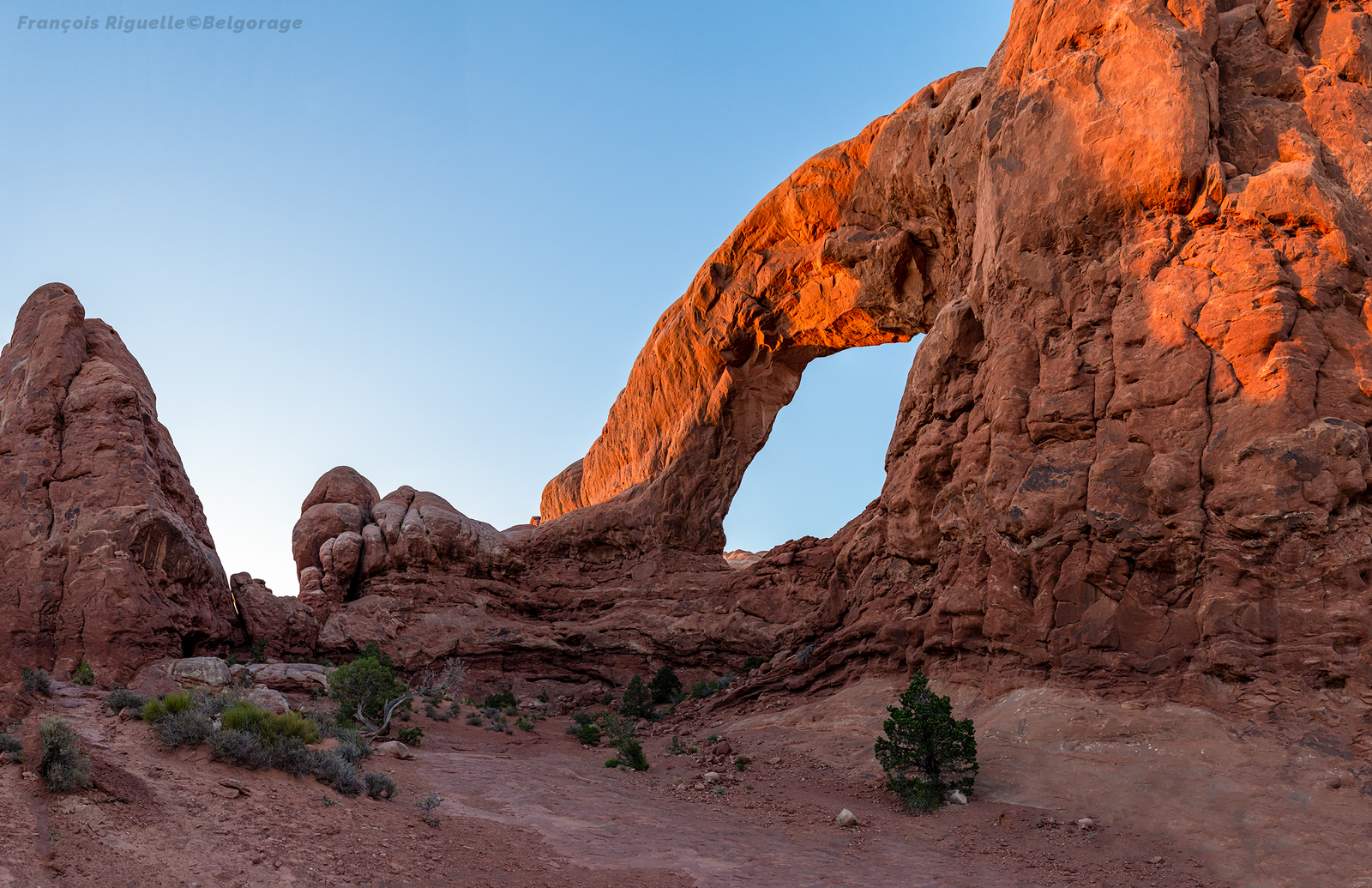 Paysage du parc national des Arches, en Utah, en fin de journée du 4 juillet 2025.