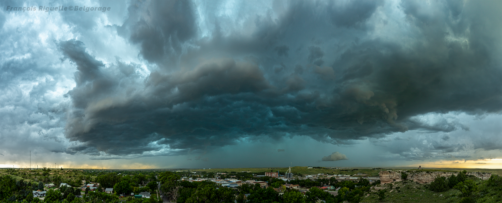 Arrivée d'un orage supercellulaire qui se mue en système multicellulaire sur la ville de Wray, au Colorado, le 7 juillet 2025.