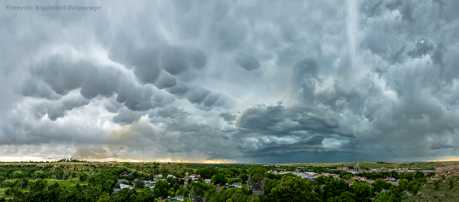 Orage supercellulaire en approche de la ville de Wray, alors qu'un incendie déclenché par la foudre est visible, en fin de journée du 7 juillet 2025 au Colorado.