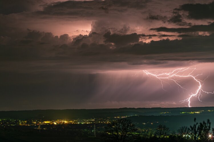 Coup de foudre dans la région de Virton, en province de Luxembourg, observé en fin de nuit du 18 au 19 avril 2026 depuis Grandcourt. Crédit photo : Valentin Severin