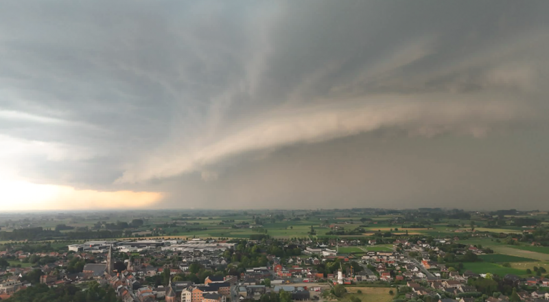 Arrivée de l'orage du 19 juin 2026 sur Ruiselede, en province de Flandre Occidentale. Source : Johan Depredomme - Facebook