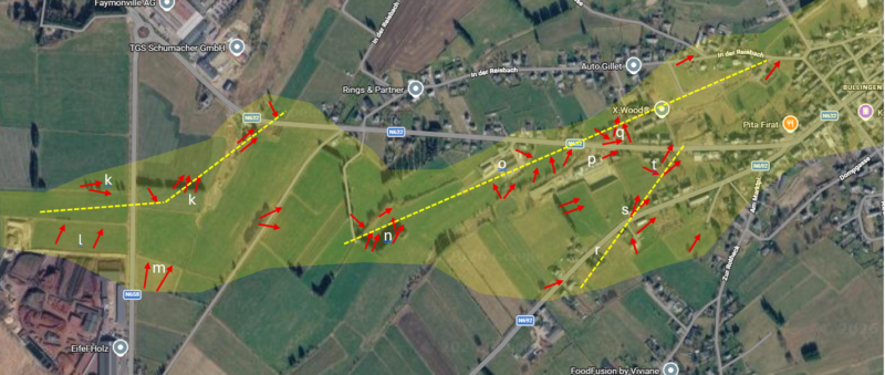 Carte illustrant le couloir approximatif des dégâts (en jaune) avec l'orientation des dégâts étudiés (flèches rouges) et les axes de convergence observés (tirets jaunes). Fond de carte : Google Maps