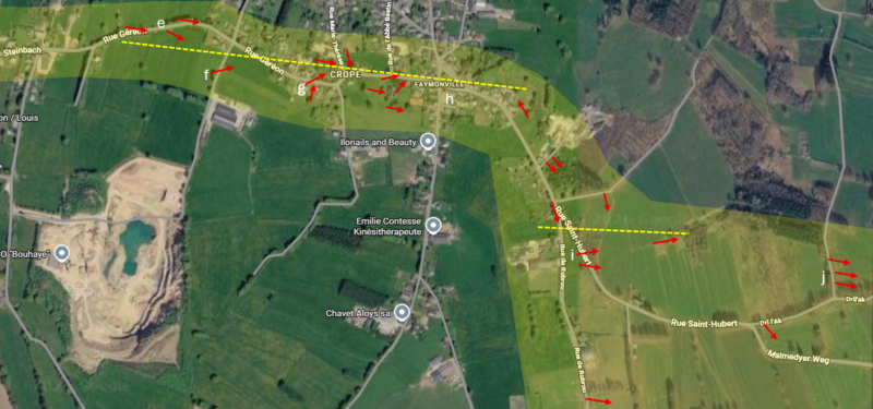 Carte illustrant le couloir approximatif des dégâts (en jaune) avec l'orientation des dégâts étudiés (flèches rouges) et les axes de convergence observés (tirets jaunes). Fond de carte : Google Maps