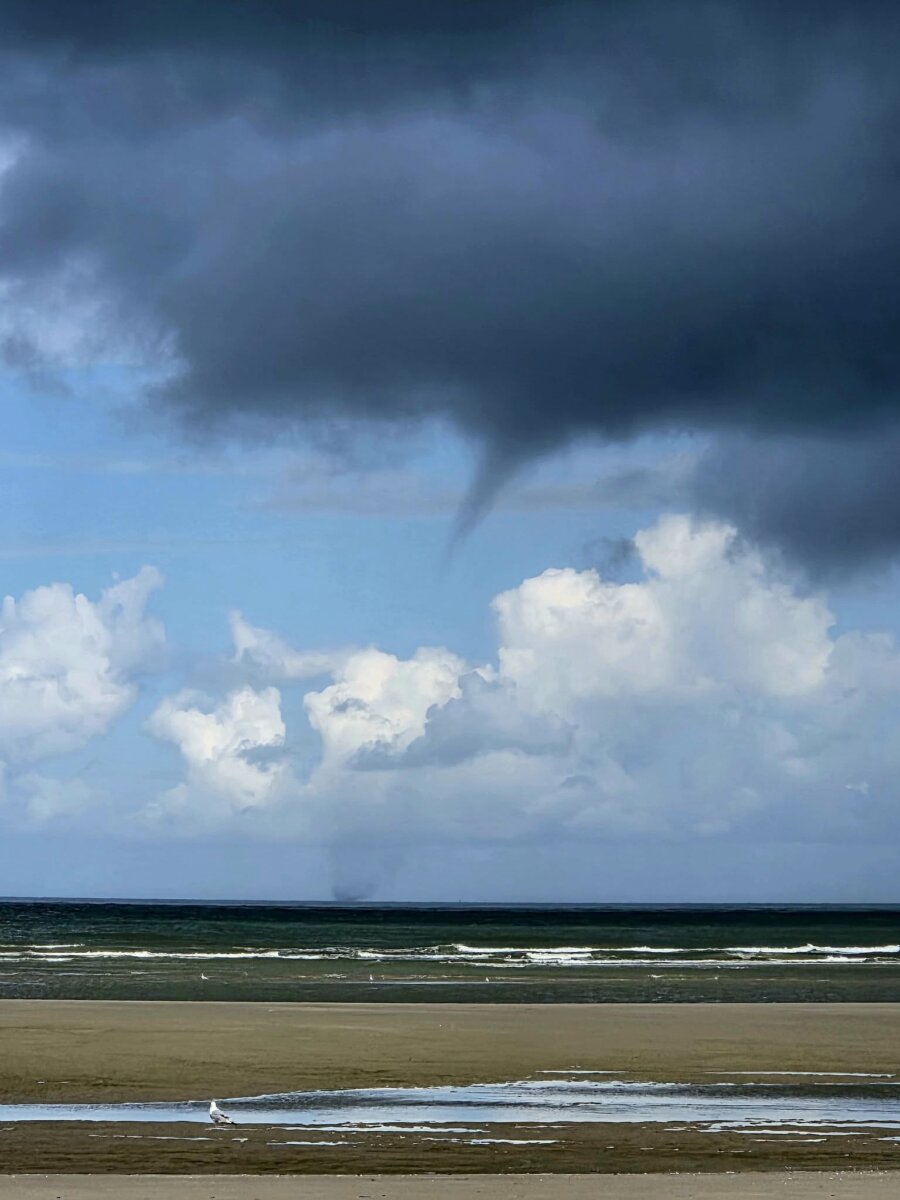 Trombe marine observée le 20 août 2026 depuis la région d'Oostduinkerke, en province de Flandre Occidentale. Crédit photo : Eric Bosman