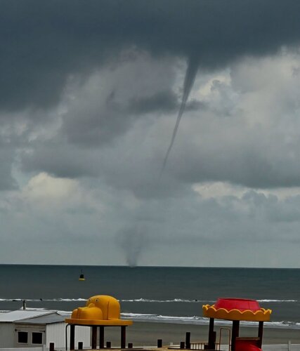 Trombe marine observée à Knokke, en province de Flandre Occidentale, le 28 août 2026 vers 12h30. Crédit photo : Mike Van Steenkiste
